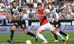 L'attaquant de Lille Nicolas De Préville (c) auteur du but de l'égalisation pour Lille face à Angers, le 27 août 2017 à Angers