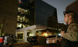 Un policier au pied des bureaux du cabinet d'avocats Mossack Fonseca lors de la perquisition, le 12 avril 2016 à Panama