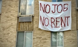 Une bannière "pas de travail, pas de loyer", sur un immeuble, le 9 août 2020 à Washington