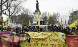 Manifestation contre les expulsions après la fin de la trêve hivernale, à Paris le 2 avril 2016