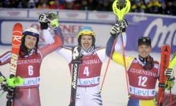 L'Allemand Felix Neureuther (c) pose sur le podium après sa victoire au slalom de Levi en Finlande, le 12 novembre 2017