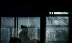 Des Ukrainiens attendent dans un bus de pouvoir traverser la frontiĂšre avec la Roumanie Ă Siret, le 18 mars 2022