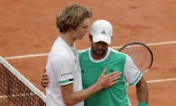 L'Allemand Alexander Zverev (g) et l'Espagnol Fernando Verdasco se congratulent après la victoire de l'Espagnol au 1er tour à Roland-Garros, le 30 mai 2017
