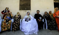 Ahmad (C-D) et son épouse Heba (C-G) durant leur mariage à Raqa, le 27 octobre 2017