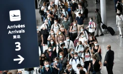 Des soignants volontaires arrivent à l'aéroport d'Orly, près de Paris, pour aller prêter main forte aux équipes médicales des Antilles où la situation sanitaire liée à l'épidémie de coronavirus est jugée "très critique", le 20 août 2021