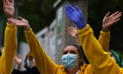 Des soignants de l'hÎpital Gregorio Maranon à Madrid remercient les passants qui les applaudissent devant l'établissement, le 27 avril 2020