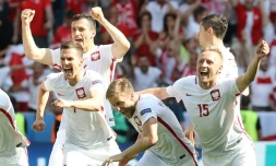 L'équipe de Pologne exulte après sa qualification aux tirs au but pour les quarts de finale de l'Euro au détriment de la Suisse à Geoffroy-Guichard, le 25 juin 2016