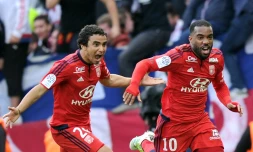 L'attaquant de Lyon Alexandre Lacazette (d) exulte après un but face à Toulouse, le 23 avril 2016 à Toulouse