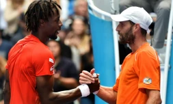Gaël Monfils (g) serre la main de Stéphane Robert, éliminé de l'Open d'Australie, le 23 janvier 2016 à Melbourne