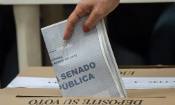 Une femme vote aux élections législatives colombiennes à Bogota, le 11 mars 2018