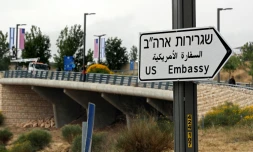Des ouvriers ont installé le 7 mai 2018 à Jérusalem les premiers panneaux indiquant la direction de l'ambassade des Etats-Unis qui ouvrira le 14 mai à la suite d'une décision saluée comme historique par Israël et largement condamnée par la communauté internationale.