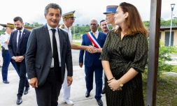 Le ministre français de la Justice Gérald Darmanin (3e g) arrive à l'inauguration du centre éducatif fermé de Montsinéry-Tonnegrande, en Guyane, le 17 mai 2025