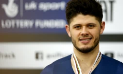 Le pistard français Quentin Lafargue, médaillé de bronze du kilomÚtre aux Mondiaux, pose sur le podium, le 3 mars 2016 à Londres