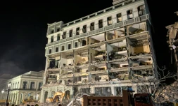 Des pompiers fouillent les décombres de l'hôtel Saratoga, à La Havane, le 6 mai 2022