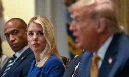 La ministre américaine de la Justice Pam Bondi à côté de Donald Trump le 8 juillet 2025 à Washington