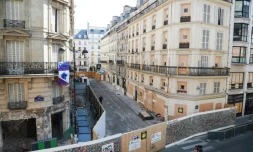 A l'angle des rue Saint-Cecile et de TrĂ©vise oĂč une explosion avait tuĂ© quatre personnes, le 12 janvier dernier, Ă Paris le 8 juillet 2019