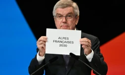 Le patron du Comité international olympique (CIO) Thomas Bach annonce l'hÎte des Jeux d'hiver 2030, lors d'une réunion de l'instance à Paris le 24 juillet 2024