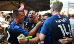 Des supporters de l'équipe de France célèbrent la victoire des Bleus contre l'Argentine dans un bar à Strasbourg, le 30 juin 2018