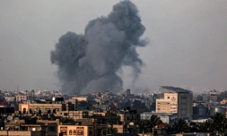 De la fumée s'élève dans le ciel au-dessus de Khan Younès, le 18 janvier 2024, vu depuis Rafah dans la bande de Gaza