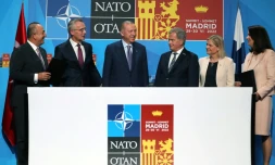 Le secrétaire général de l'Otan, Jens Stoltenberg (2e G), le président turc, Recep Tayyip Erdogan (C) et le président finlandais, Sauli Niinisto (3e G) après la signature d'un memorandum à Madrid, le 28 juin 2022