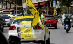 Une voiture en campagne pour le Hezbollah circule dans les rues de Nabatieh, dans le sud du Liban, le 6 mai 2018