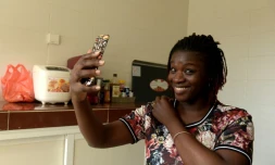Béninoise née en France et gourmande assumée, Karelle Vignon-Vullierme a "appris à faire à manger sur Internet" pour son mari. Etablie à Dakar depuis 2012, elle partage désormais sa cuisine sur un blog très consulté et via les réseaux sociaux, avec des milliers d'abonnés.