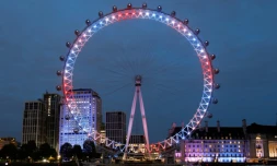 La grande roue au bord de la Tamise à Londres, London Eye, brille en rouge, blanc et bleu pour saluer la naissance du fils du prince Harry et de Meghan, le 6 mai 2019 