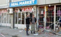 Deux hommes devant un magasin qui a subi des destructions après des tirs de missiles à Barda, le 28 octobre 2020