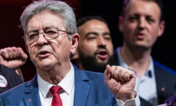 Le fondateur de La France Insoumise (LFI), Jean-Luc Mélenchon, lève le poing lors d'un meeting électoral en soutien au député David Guiraud, candidat aux élections municipales à Roubaix, dans le nord de la France, le 31 janvier 2026