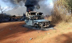 Photo prise le 25 décembre 2021 émanant des Forces de défense des nationalités karenni (KNDF) montrant des véhicules carbonisés sur une route du canton de Hpruso, dans l'État birman de Kayah (est)
