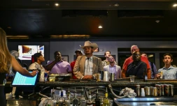 Des membres des Jeunes républicains regardent le débat entre candidats conservateurs à l'investiture pour la présidentielle, dans un bar d'Atlanta aux Etats-Unis le 23 août 2023
