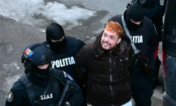 Le narcotrafiquant français Mohamed Amra est escorté par des policiers le 23 février 2025 à Bucarest
