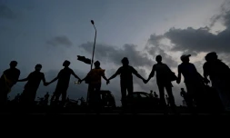 Des manifestants antigouvernementaux près des bureaux de la présidence à Colombo, capitale du Sri Lanka, le 10 mai 2022