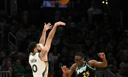 La star des Boston Celtics Jayson Tatum tente un tir à trois points lors d'un match NBA contre les Indiana Pacers, à Boston, le 30 janvier 2024