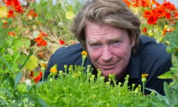 Le Britannique Chris Kilner pose devant ses micro-pousses à Saint-Jean-en-Val (France), le 22 mai 2018