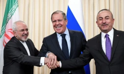 Les ministres iranien des Affaires étrangères Mohammad Javad Zarif, russe Sergueï Lavrov et turc Mevlüt Cavusoglu joignent les mains à la fin d'une conférence de presse après leurs discussions à Moscou le 28 avril 2018