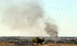 Des éléments de l'EI à Sirte ont déjà été la cible de tirs des forces pro-gouvernementales libyennes, le 18 juillet 2016. Les Etats-Unis ont mené le 1er août de nouvelles frappes aériennes contre des positions de l'EI à Syrte en Libye, à la demande du gouvernement