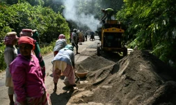 Des ouvriers attelés à la construction d'une route traversant des terres forestières dans le cadre d'un projet de grands travaux, le 26 mars 2026 près de Campbell Bay, sur l'île de Grande Nicobar, dans l'archipel indien des Andaman-et-Nicobar 