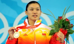 La Chinoise Cao Lei avec sa médaille d'or en 75 kg, le 15 août 2008 lors des Jeux de Pékin