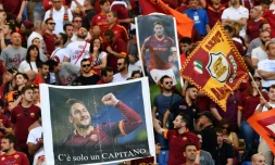 Des supporters de l'AS Rome rendent hommage à Francesco Totti avant son dernier match sous le maillot de la Roma, le 28 mai 2017 au Stade Olympique