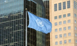 Le drapeau des Nations unies devant le siège de l'ONU, à New York, le 23 septembre 2019