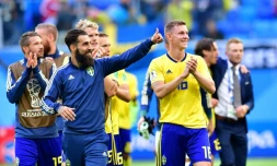 Le milieu suédois Jimmy Durmaz (devant à g) à la fin du match victorieux contre la Suisse en 8e de finale du Mondial, le 3 juillet 2018 à Saint-Pétersbourg1