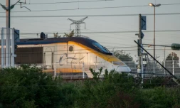 Un train Eurostar attend de pouvoir pénétrer dans le tunnel sous la Manche vers l'Angleterre en gare de Calais-Frethun, dans le Pas-de-Calais, le 2 septembre 2015