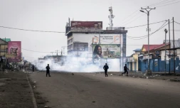 La police congolaise jette des gaz lacrymogÚnes lors d'une manifestation contre le maintien au pouvoir du président Joseph Kabila, le 21 janvier 2018 à Kinshasa