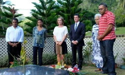 Le Premier ministre Manuel Valls (3e à d) et la ministre des Outre-mer George Pau-Langevin (2e à g) devant la tombe du leader indépendantiste kanak Jean-Marie Tjibaou, à Tiendanite en Nouvelle-Calédonie le 30 avril 2016