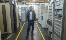L'électricien Fernando Arias, chargé de la maintenance d'une antenne relais de la radio-télévision publique colombienne (RTVC), le 2 mai 2023 près du volcan Nevado del Ruiz, en Colombie