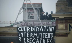 Des policiers sur le toit du bùtiment rebaptisé Maison du peuple par les opposants à la loi travail, à Rennes le 13 mai 2016