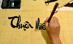 Hoang Thi Thanh Huyen apprend la calligraphie chez le calligraphe Nguyen Thanh Tung, le 15 mai 2025 à Hanoï, au Vietnam