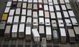 Des camions font la queue pour monter à bord d'un ferry à Douvres (Grande Bretagne) le 18 décembre 2020