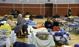 Des habitants de Nemours attendent dans un gymnase après leur évacuation suite aux inondations le 2 juin 2016 